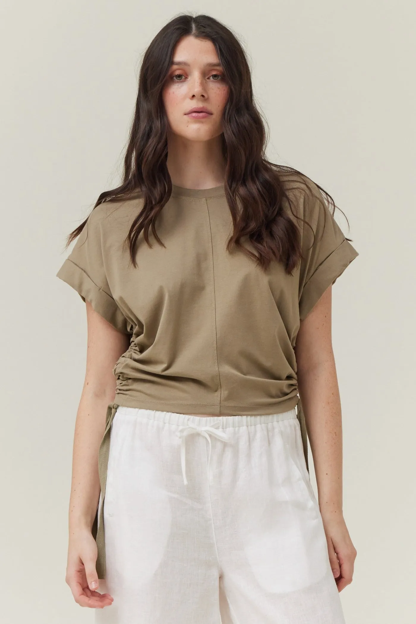 SANDY SIDE SCRUNCHED TEE