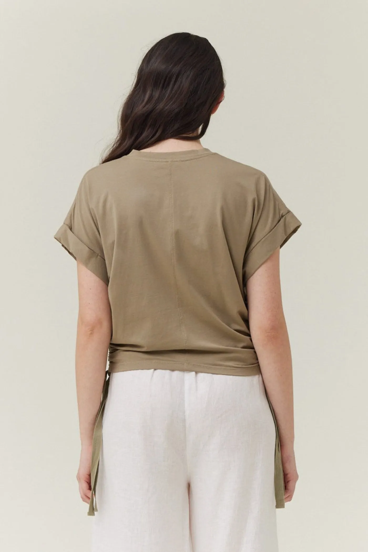 SANDY SIDE SCRUNCHED TEE