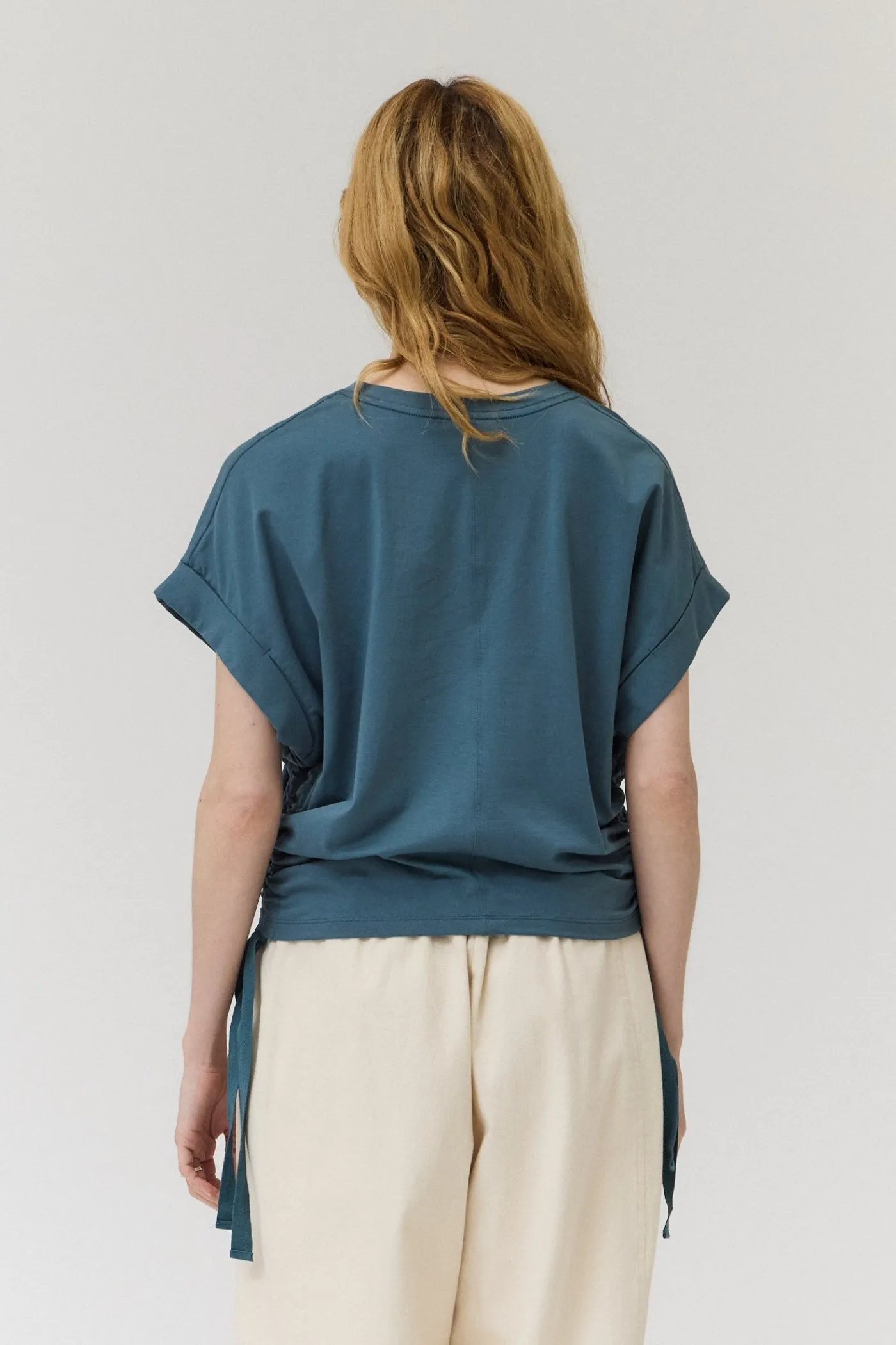 SANDY SIDE SCRUNCHED TEE