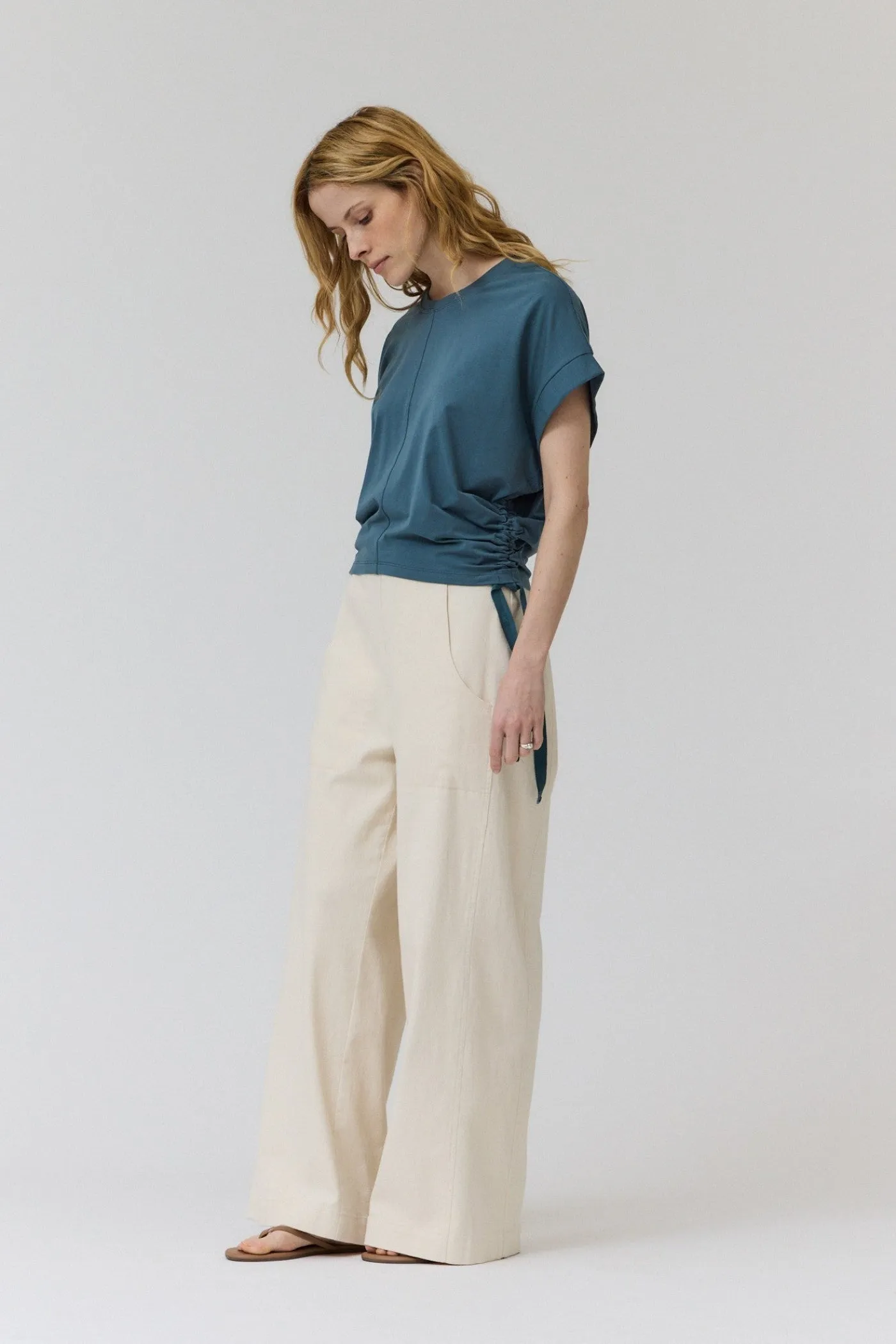 SANDY SIDE SCRUNCHED TEE