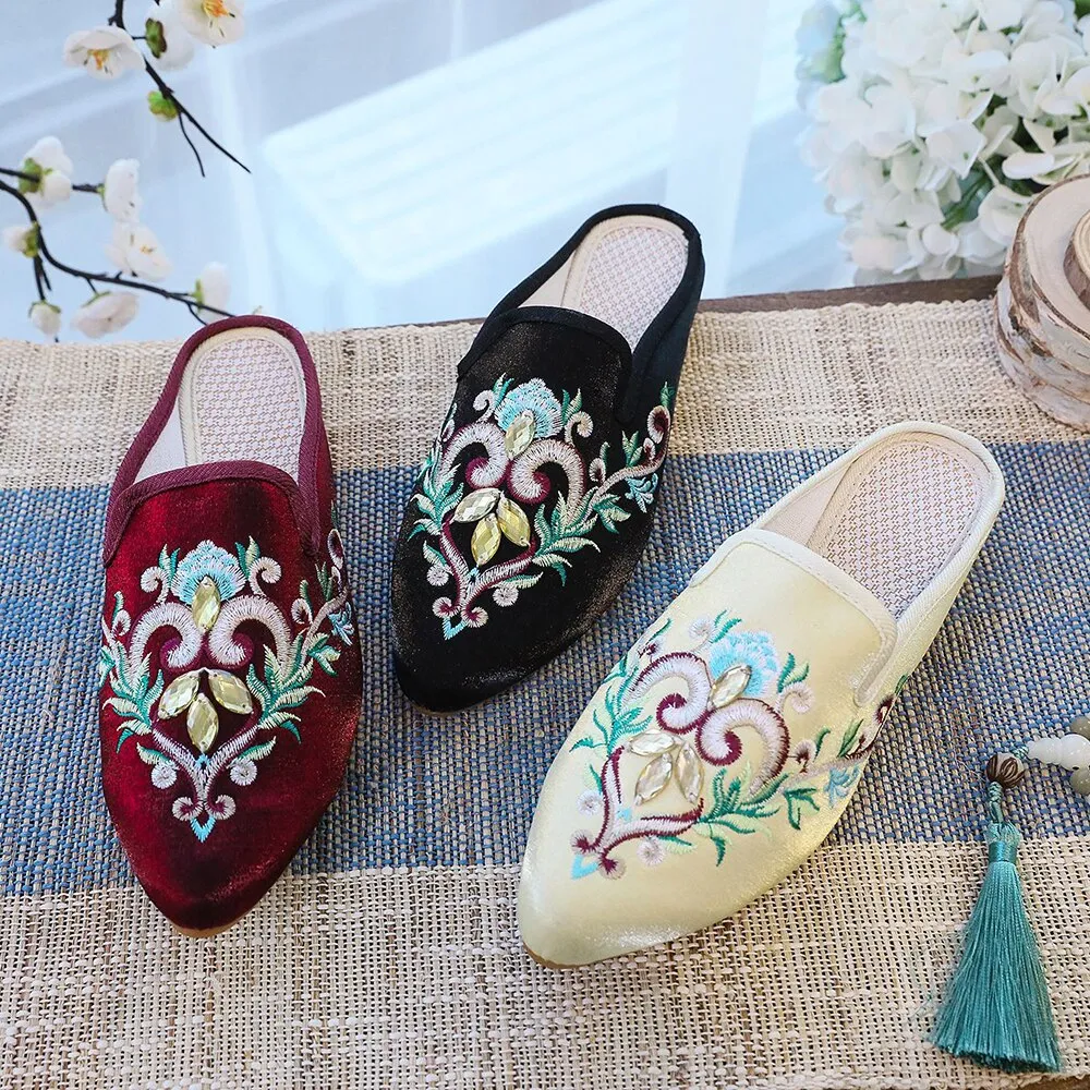 Women Flower Embroidered Velvet Mules Slippers